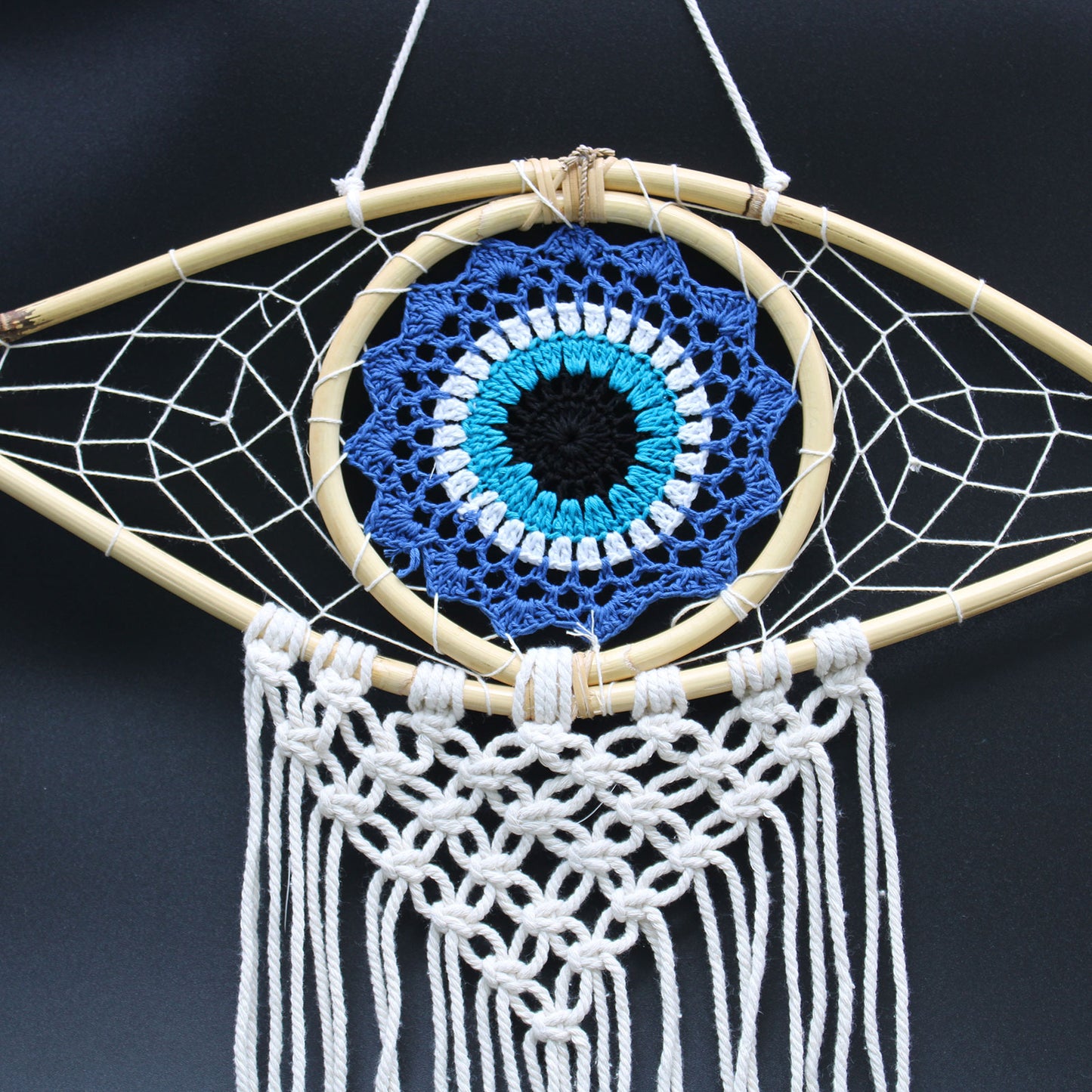 Caça-sonhos - Med Macramé Evil Eye Azul / Branco / Preto